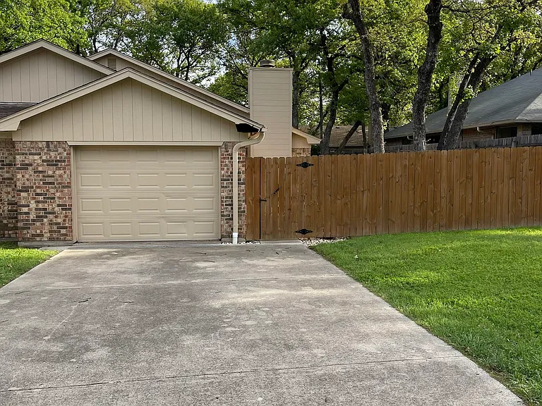424 Lochridge Dr — Photo 1