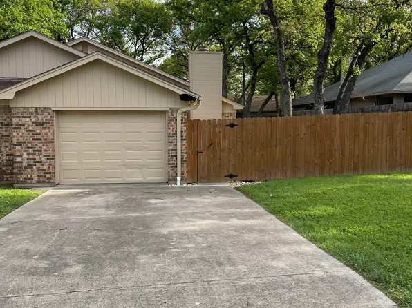 424 Lochridge Dr, Azle, TX 76020