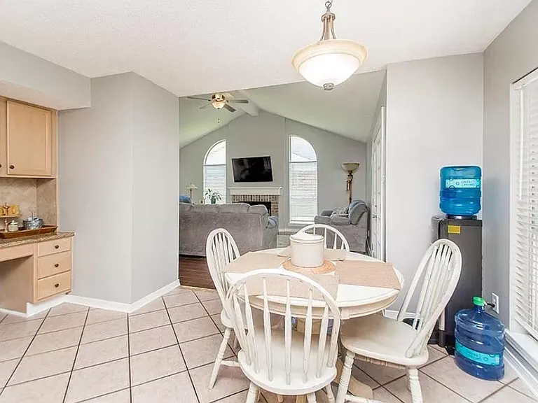 105 Larchwood Dr — Photo 9