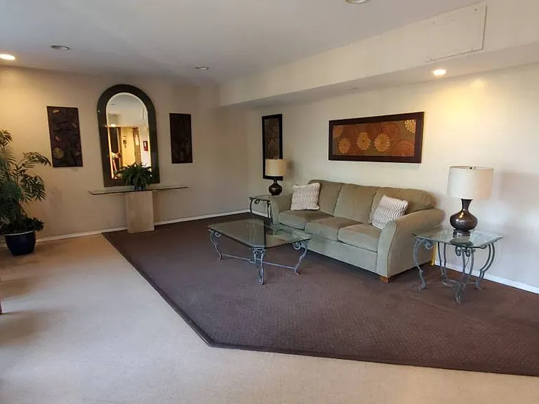 Villa Valencia Apartments — Photo 20