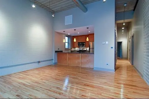 Building Photo - 3754 N Wilton Ave #2S