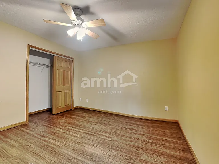 1052 Windsor Crossing Ln — Photo 17