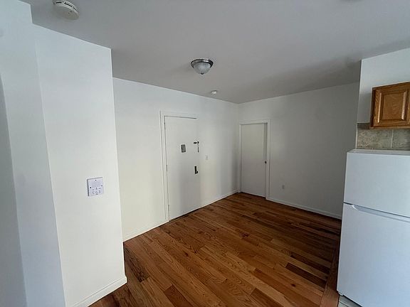 5th image of 1068 Ward Ave #3A