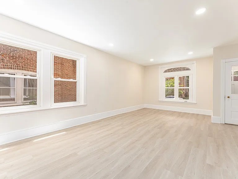 129 Walnut St — Photo 5