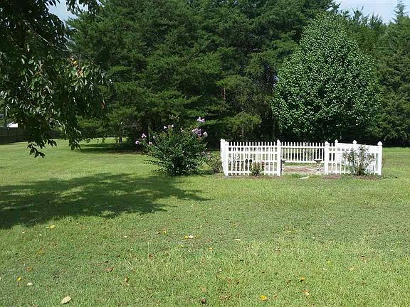 4th image of 103 Bishop Ct