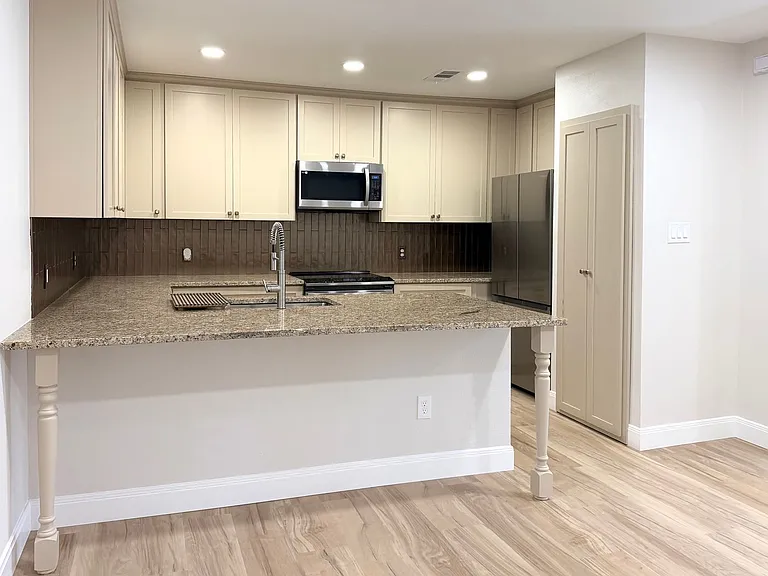 1214 Donaldson Ave — Photo 12