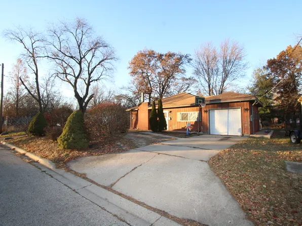 610 Stewart Ave, Woodstock, IL 60098