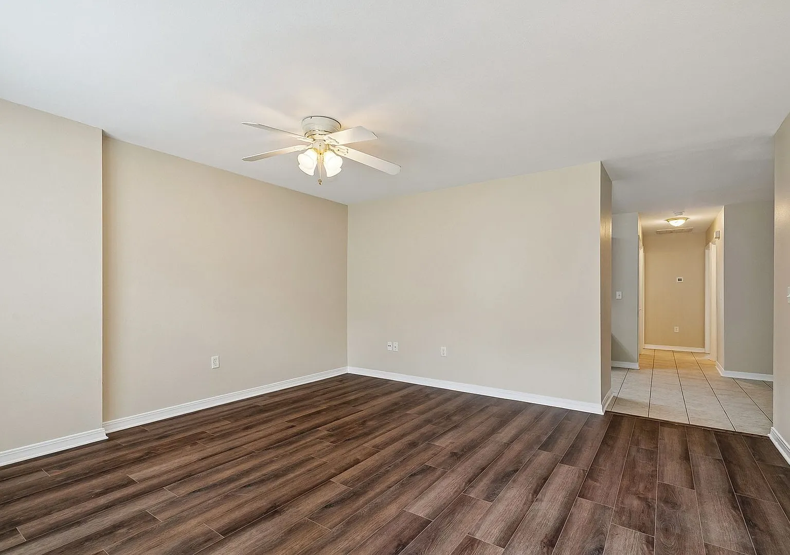 2BR/2BA Townhome Garage + Backyard Great Schools — Photo 3