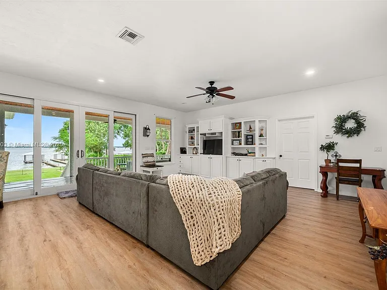 2551 Lakeview Dr — Photo 8