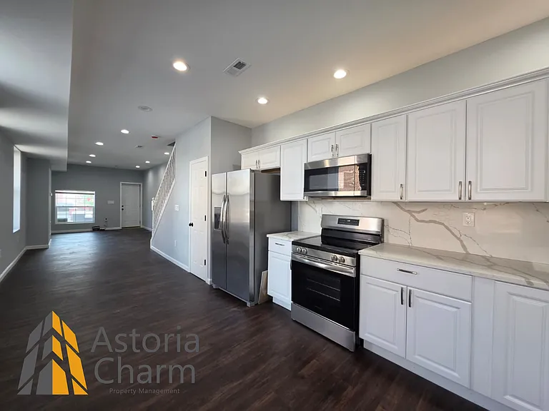 2920 E Madison St — Photo 11