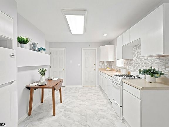 4th image of 888 Lake St