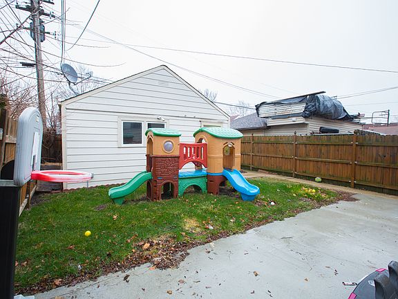 3rd image of 2521 N Mont Clare Ave