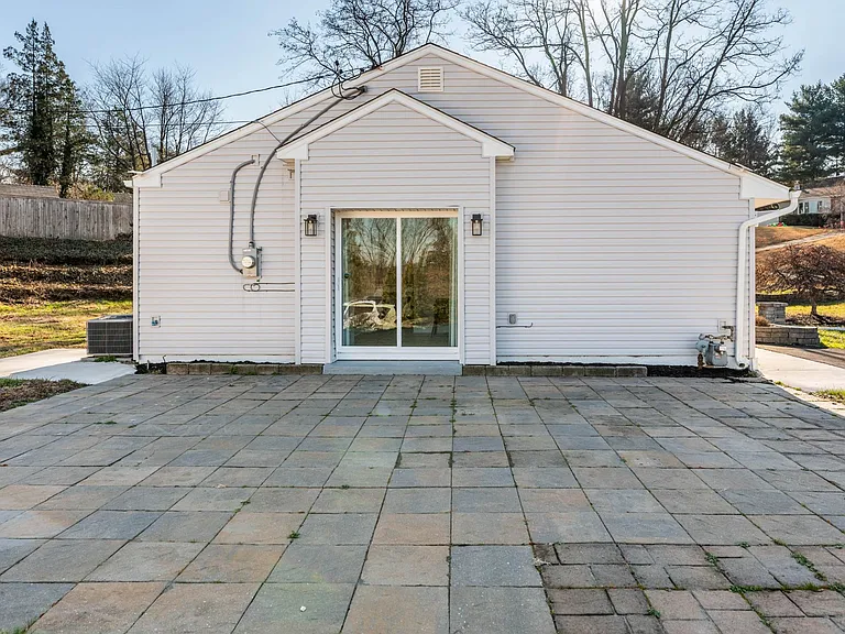 8815 Delphine Rd — Photo 29