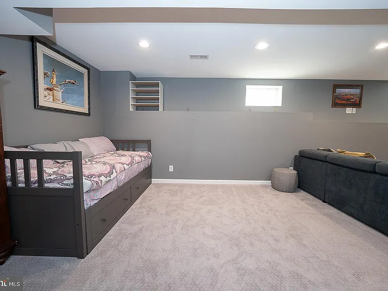 586 Summit St — Photo 36