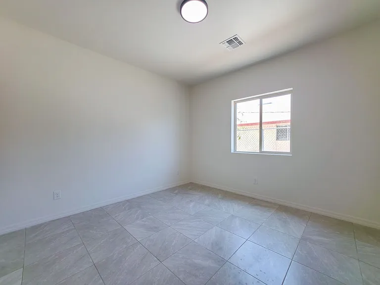 347 E George St — Photo 22