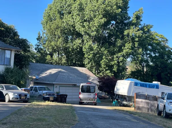 925 NE Laurance St, Myrtle Creek, OR 97457