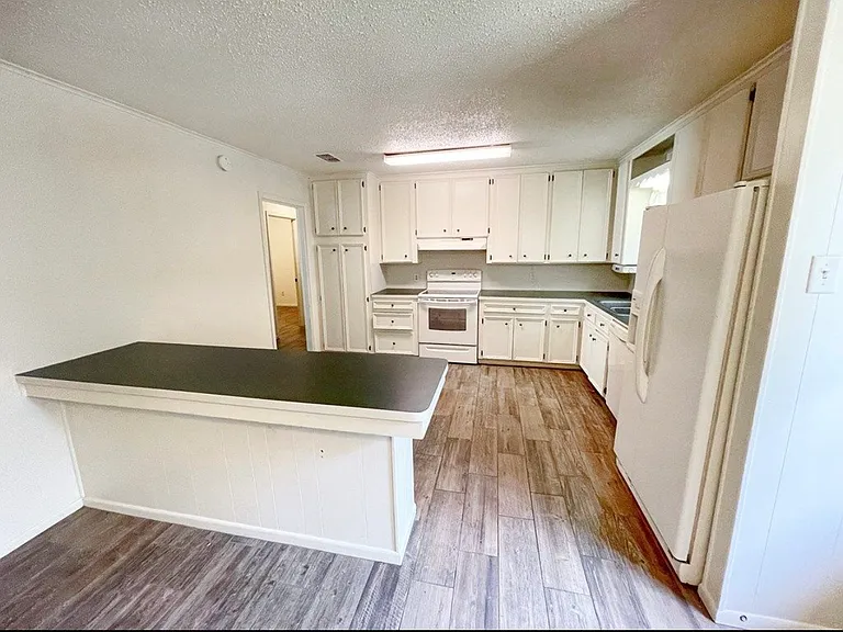 202 Crest Dr — Photo 4
