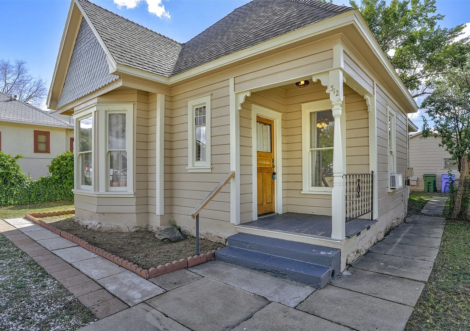 Live on Historic North Pleasant Street - 1 bed 1.5 bath home — Photo 3