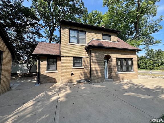 4th image of 3911 N Knoxville Ave