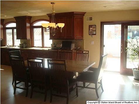 5th image of 304 Dongan Hills Ave