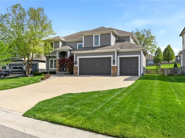 1021 SW Drake Cir, Lees Summit, MO 64082