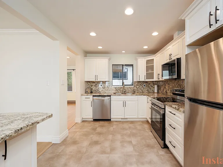 1115 Palmerston Ave — Photo 6