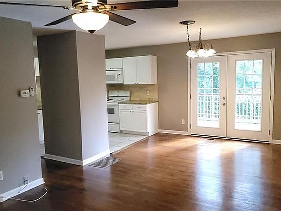 3rd image of 211 Pine Forest Dr