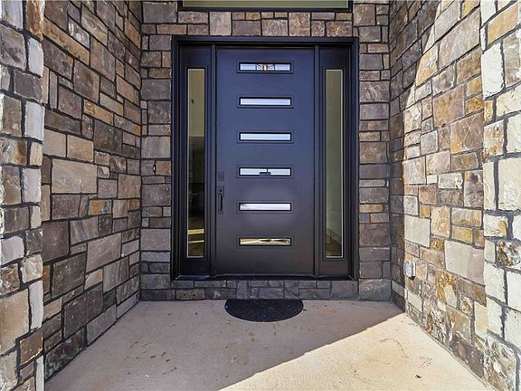 2nd image of 910 Thornwood Pl