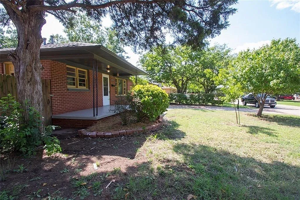 2 bed, 1026 sqft, $1,300 — Photo 2