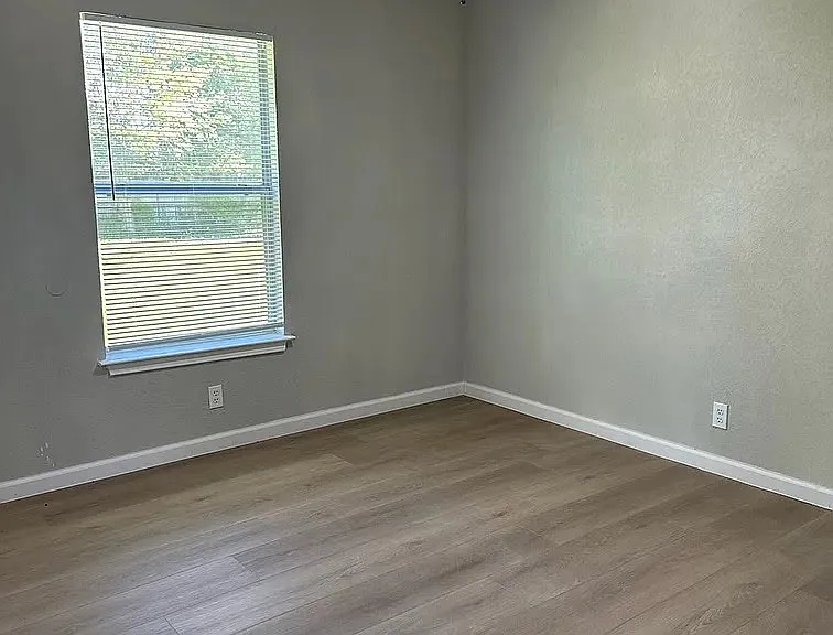 1142 Magnolia St — Photo 3