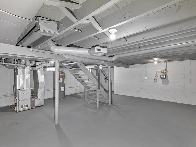 2635 Ellis Ave NE — Photo 17