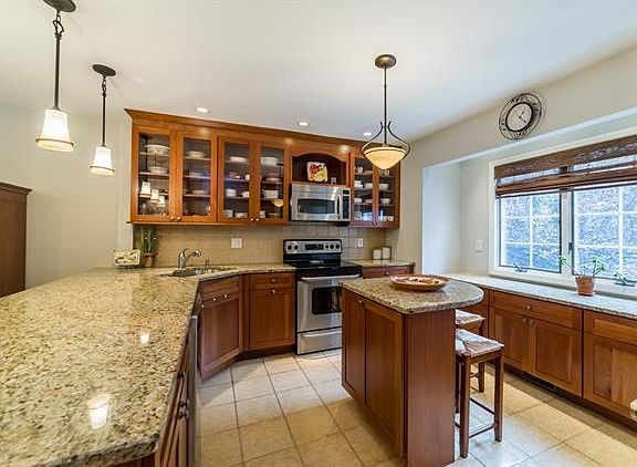 5th image of 702 Kensington Way