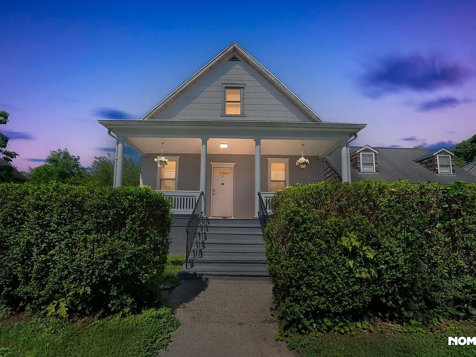 28 Hollow Wood Ln