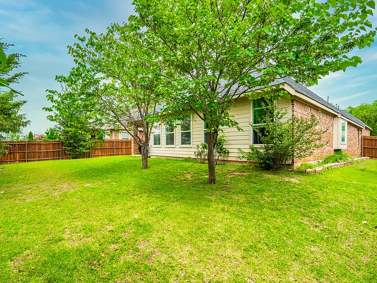 2504 Maple Stream Dr — Photo 5