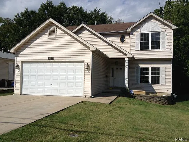 901 N Elm Ave photo 1