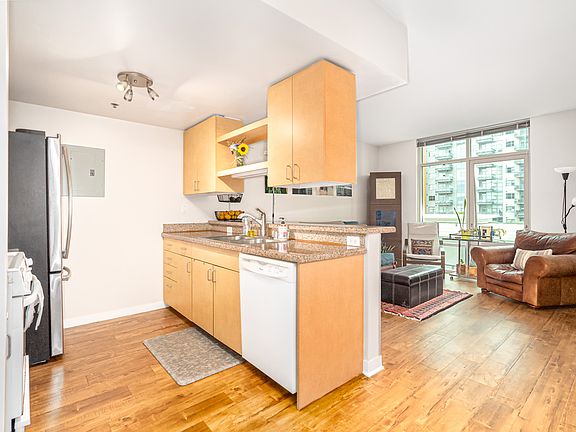 2nd image of 425 W Beech St #610-1