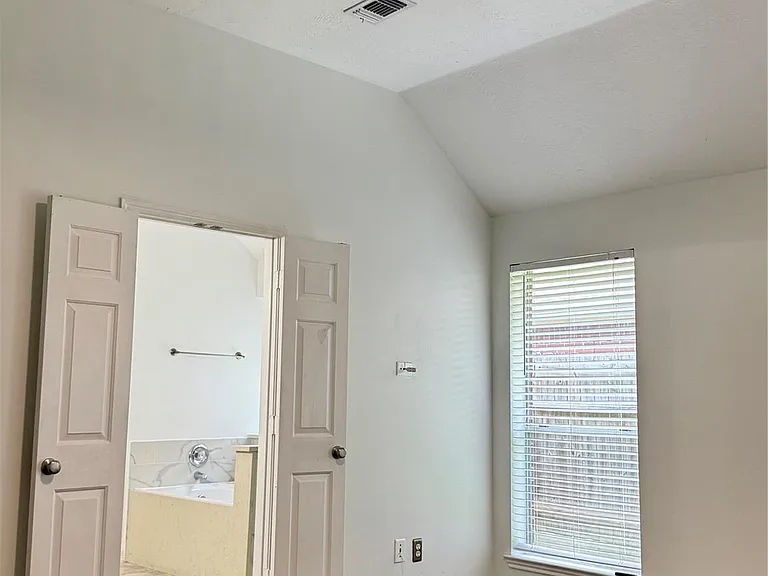 3210 Woodcreek Glen Ln — Photo 15