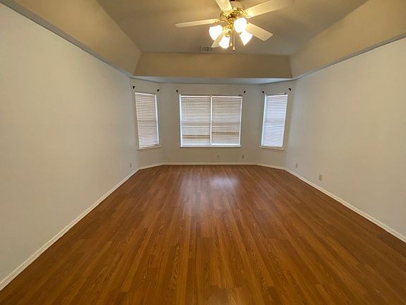5th image of 1009 N Willow Ave W
