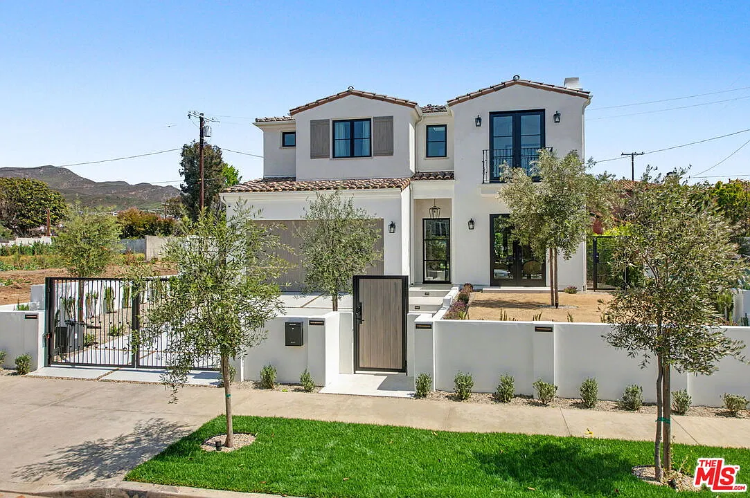 5 bed, 5.5 bath, 3954 sqft, $25,000 — Photo 2