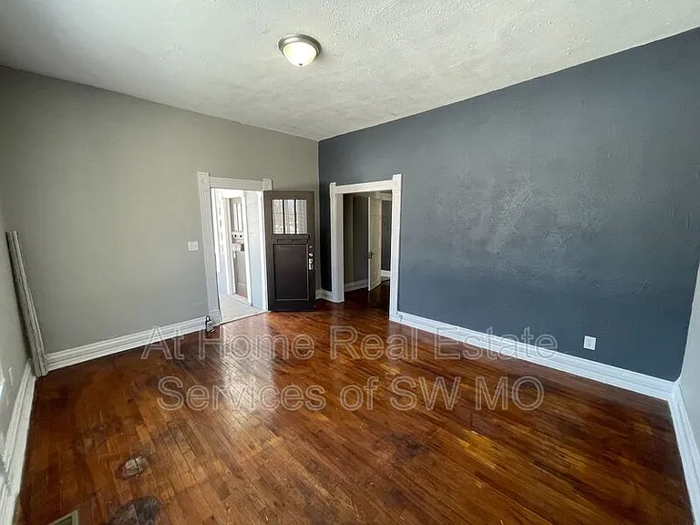 1015 N Sherman Ave — Photo 2