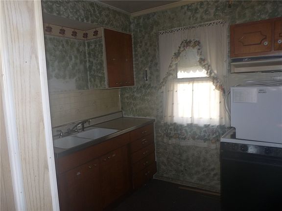 3rd image of 605 Douglas St