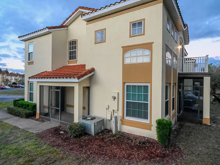 704 Monroe Cir #D — Photo 34