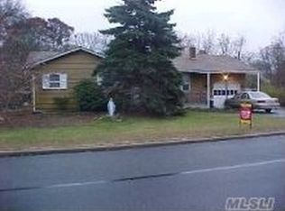 126 W Woodside Ave, Patchogue, NY 11772