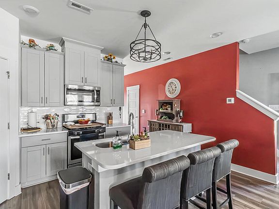 4th image of 826 Thread Way