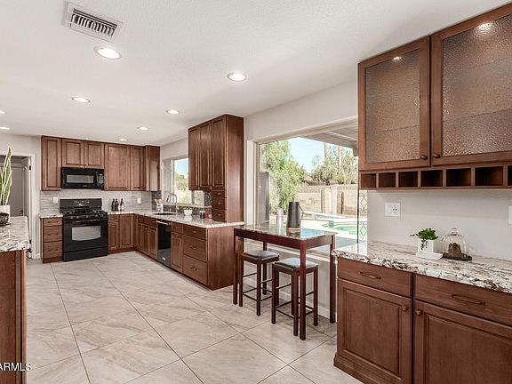 4th image of 2070 E MANHATTON Drive