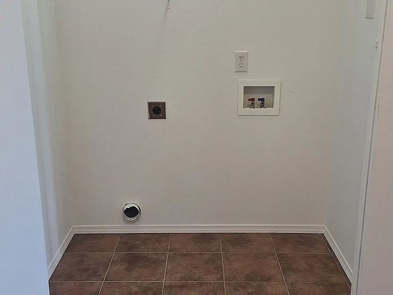 Collins Point Apartments — Photo 15