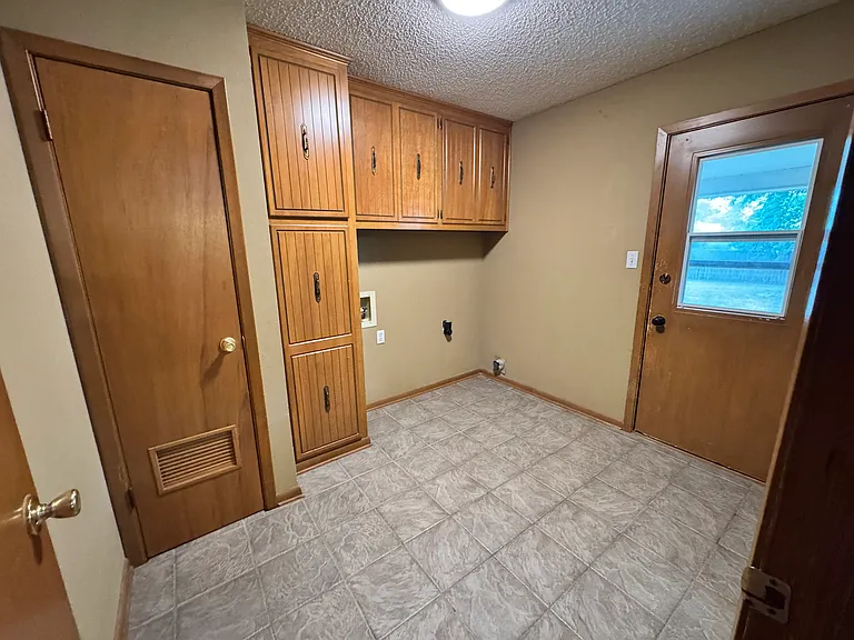 Large laundry room with lots of storage
