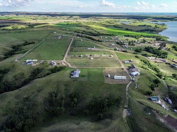 222 Beaver Bay Trl SW, Linton, ND 58552