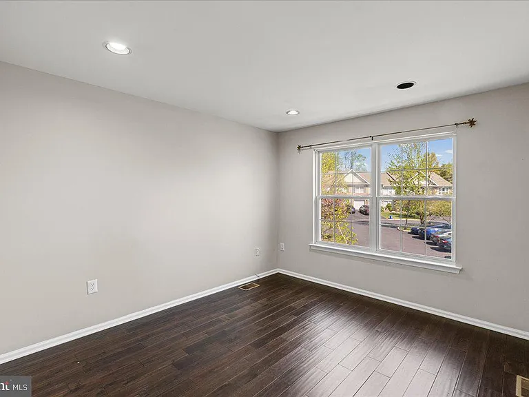 302 Wellington Park Dr — Photo 15