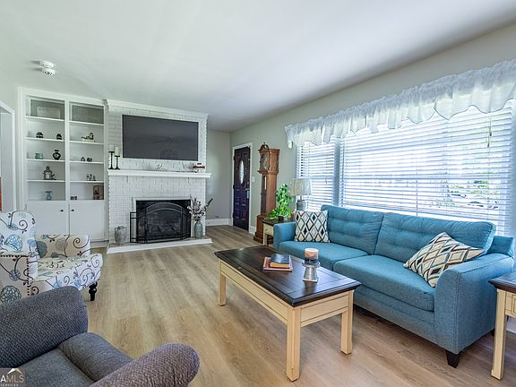 5th image of 206 Walnut St
